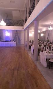 华沙斯扎莫辛别墅酒店的宴会厅配有白色桌子和白色布艺桌