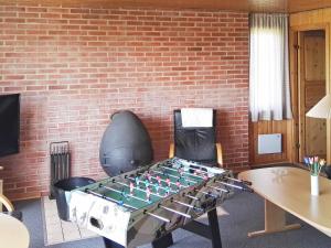 Vrist8 person holiday home in Harbo re的砖墙前的乒乓球桌