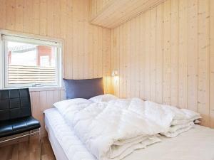 Tranekær6 person holiday home in Tranek r的窗户客房内的一张大白色床