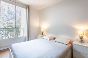 巴黎Paris City - Spacious 3 rooms flat for families - 3 minutes from metro station的白色的卧室设有床和窗户