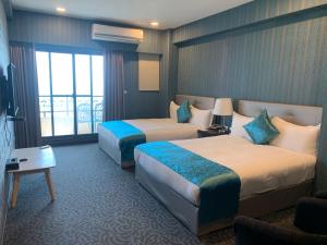 Dahan花莲七星海酒店的酒店客房设有两张床和窗户。