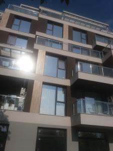 布拉戈耶夫格勒Лукс апартамент Алекс的公寓大楼设有许多窗户