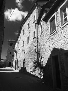 Cerretto Langhe迪莫拉斯托里科罗曼迪卡伊尔索莱伊娜卢纳乡村民宿的砖砌建筑的黑白照片