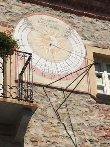 Cerretto Langhe迪莫拉斯托里科罗曼迪卡伊尔索莱伊娜卢纳乡村民宿的建筑物边的大钟