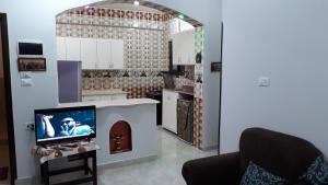 卢克索Isis Flats的一间厨房,在房间的台面上配有电视