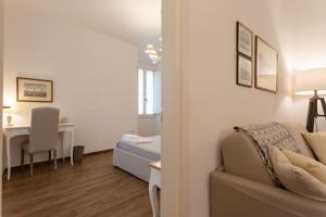 普拉托Mercatale Apartment的客厅配有沙发和书桌。