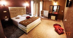 雅典大西洋酒店 的一间卧室配有一张大床和镜子