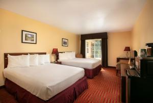马里波萨The Monarch Inn的酒店客房设有两张床和电视。