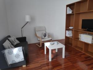 圣塔伦Casa do Arco, Santarém的客厅配有沙发和桌子