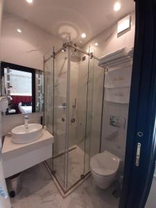 都拉斯Hotel Kloest的一间带玻璃淋浴和卫生间的浴室