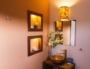 兹波利特Hotel Casa Mixteca的浴室设有水槽和墙上的镜子