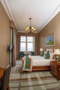 罗撒西格恩布恩酒店的一间卧室配有一张大床和一个吊灯。