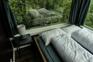于尔维克Hardanger Panorama Lodge的窗边床