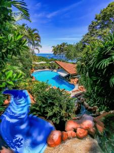 曼努埃尔安东尼奥Si Como No Resort & Wildlife Refuge的享有度假村游泳池的空中景致