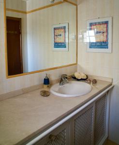 卡斯卡伊斯Casa Mar e Serra的浴室的柜台设有水槽和镜子