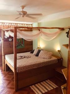 CastaraAlibaba‘s Seabreeze的一间卧室设有天蓬床和天花板
