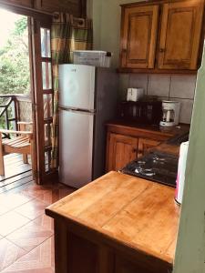 CastaraAlibaba‘s Seabreeze的厨房配有白色冰箱和木制橱柜。