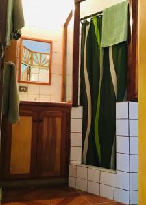 CastaraAlibaba‘s Seabreeze的浴室设有绿色的浴帘和镜子