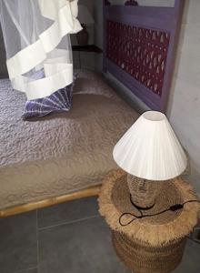 勒穆莱The BlueBamboo的床头篮子上的一盏灯