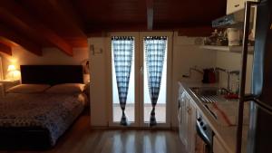 马泰拉曼萨蒂娜度假屋的一间卧室设有床和滑动玻璃门