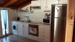 马泰拉曼萨蒂娜度假屋的厨房配有不锈钢冰箱和洗碗机