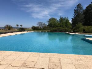 卡梅隆Club del Campo El Faro Studio 15的蓝色海水大型游泳池