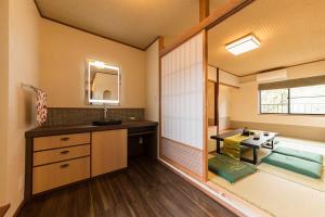 名古屋Show和の宿つちや～豊臣の隠れ茶の間～的一间带水槽和镜子的浴室