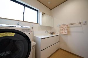 名古屋Show和の宿つちや～豊臣の隠れ茶の間～的厨房配有洗衣机和水槽