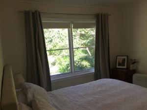 温特沃斯瀑布The Wentworth Retreat的一间卧室设有一张床和一个大窗户