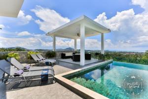 查汶Villa Azur, 4 Bedrooms, Ocean View的后院设有游泳池和凉亭