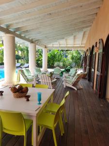 拉斯加勒拉斯Villa Los Gorgones的一个带桌椅的庭院和一个游泳池