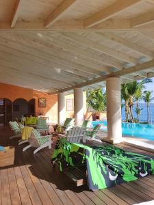 拉斯加勒拉斯Villa Los Gorgones的一个带躺椅的甲板和一个游泳池
