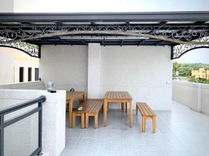 小琉球岛珊瑚屿的屋顶庭院设有两张桌子和长凳