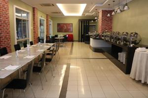 双溪大年The Jerai Hotel Sungai Petani的一间在房间内配有长桌子和椅子的餐厅