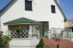 普特布斯Ferienwohnung Am Schlosspark的白色的房子,在庭院设有凉亭