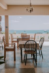 桑给巴尔Abuso Inn的一间享有美景的餐厅,配有椅子和桌子