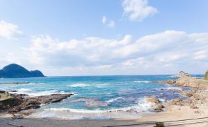 丰冈市海之声日式旅馆的海滩上可欣赏到海景