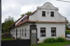 HrusiceUbytování Hrusice的前面有栅栏的白色房子