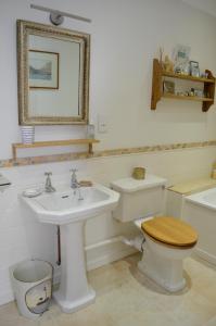 淡水Stroud House的一间带水槽、卫生间和镜子的浴室
