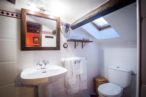 坎加斯-德奥尼斯Casa de Aldea Riosol的一间带水槽、卫生间和镜子的浴室