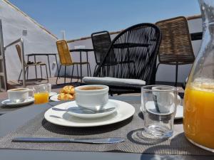 科尔多瓦流苏精品酒店的桌子上放着一杯咖啡和一杯橙汁