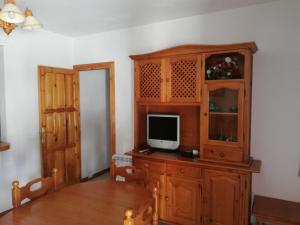 卡皮雷拉Apartamentos Cerro Negro - Los Magalites的客厅配有木柜上的电视