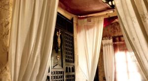 瓦尔扎扎特黑玫瑰酒店的一间设有白色窗帘和窗户的客房