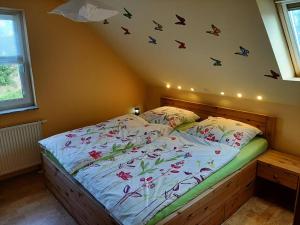 霍亨诺伊恩多夫FeWo Hohen Neuendorf bei Berlin mit Sauna und Fuß-SPA的卧室配有一张床上的蝴蝶壁床。