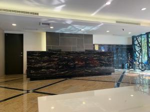 Dahan花莲七星海酒店的大厅,大楼内有一个大理石柜台