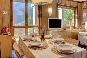 布勒伊-切尔维尼亚Marcolski Home 2的一间带桌椅和电视的用餐室