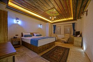 格雷梅Termessos Hotel的一间卧室设有一张木天花板床。