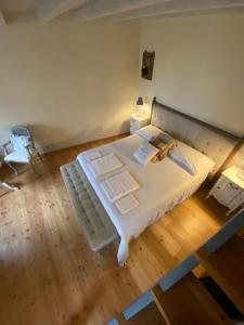伊塞奥蒂卡卡萨菲娜萝莉酒店的铺有木地板的客房内一张大白色的床