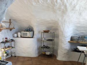 Cueva HOBBIT ECO CAVE的厨房或小厨房