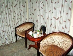 哈拉雷艺术山林小屋的一张桌子、两把椅子和一张桌子